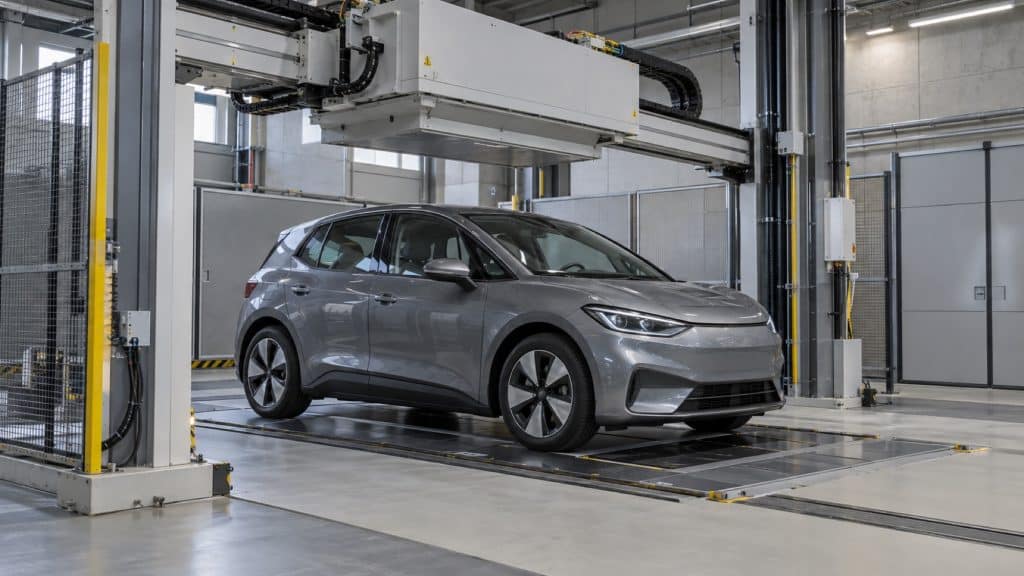 Illustration d'une voiture électrique dans une installation industrielle d'inspection de batterie