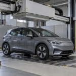 Illustration d'une voiture électrique dans une installation industrielle d'inspection de batterie