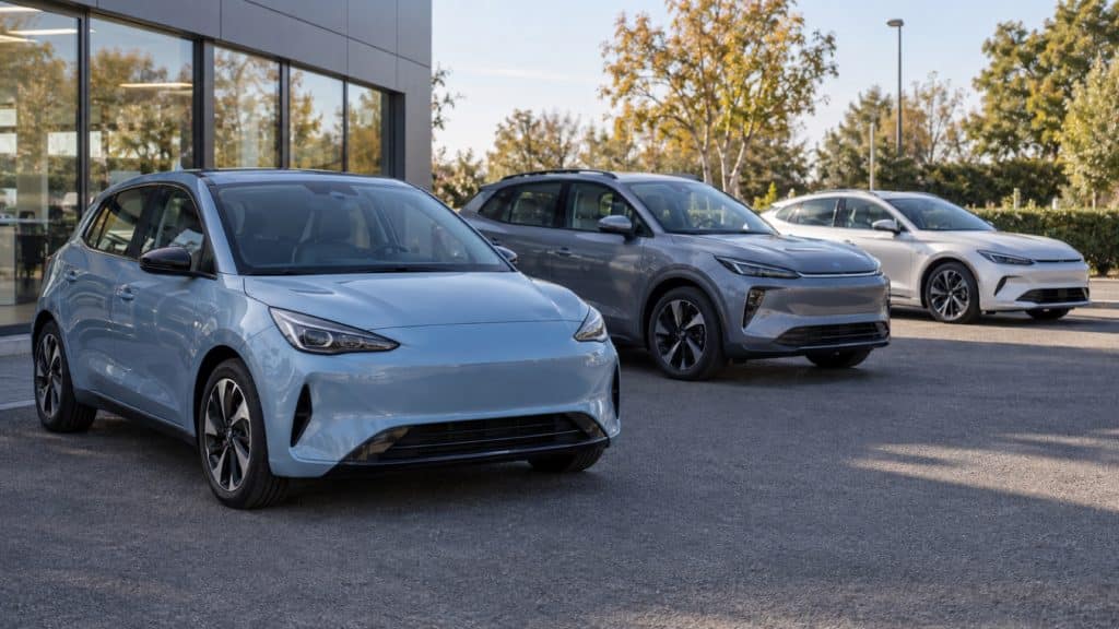 Illustration d'un parc de voitures électriques neuves devant un showroom automobile
