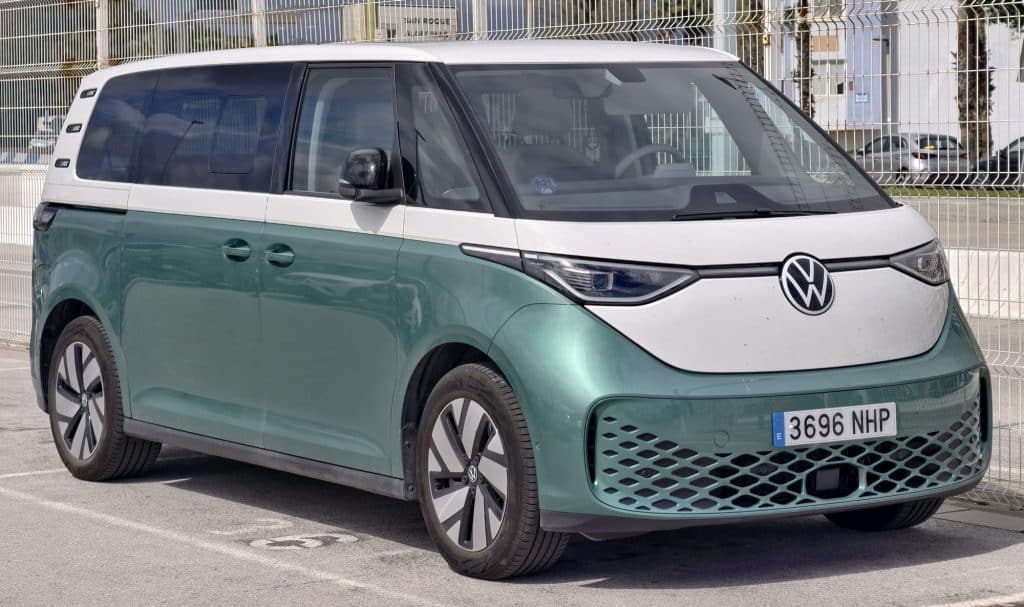 Volkswagen ID. Buzz Pro à empattement long vert et blanc vu de trois quarts avant