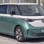 Volkswagen ID. Buzz Pro à empattement long vert et blanc vu de trois quarts avant