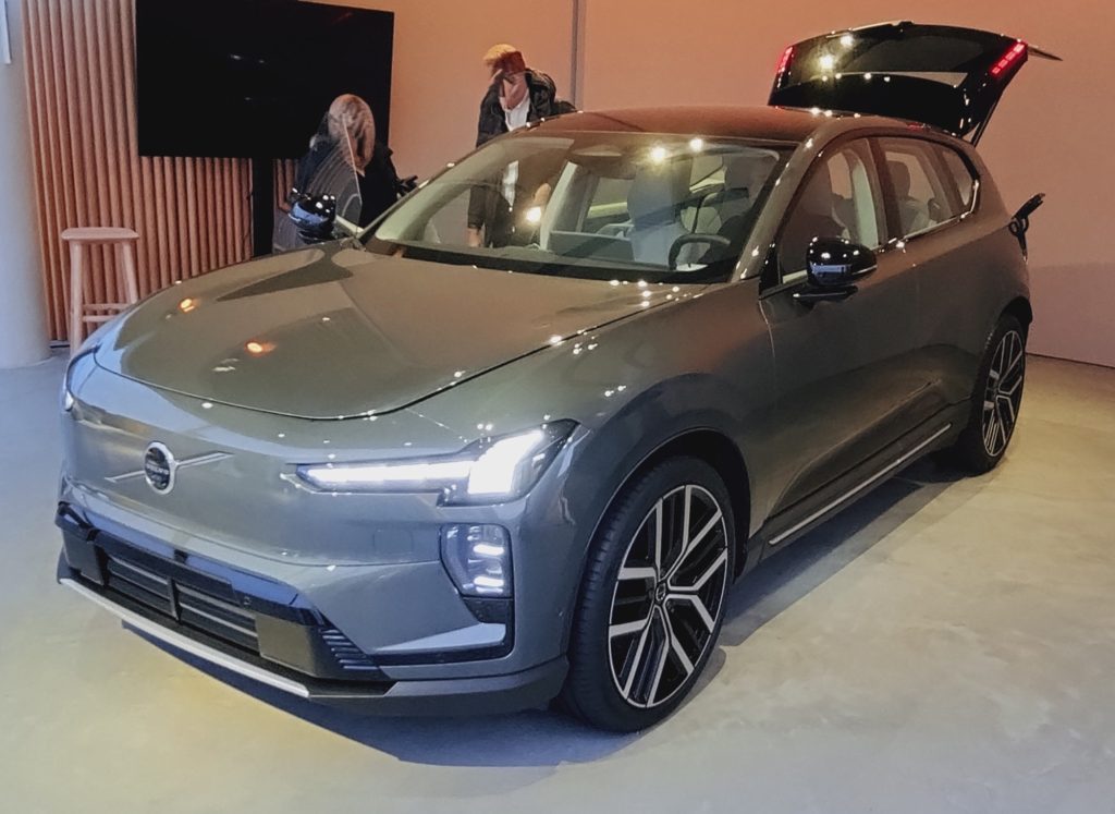Volvo EX60 2026 gris vu de trois-quarts avant