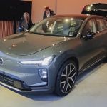 Volvo EX60 2026 gris vu de trois-quarts avant