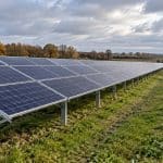 Rangées de panneaux photovoltaïques au sol dans un parc solaire français