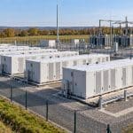Rangées de conteneurs de batteries industrielles sur un site de stockage électrique raccordé au réseau
