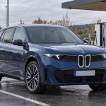 BMW iX3 40 xDrive de nouvelle génération vu de trois quarts avant