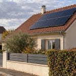 Petite installation photovoltaïque sur le toit d'une maison française, scène d'illustration