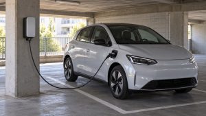 Parking d'immeuble avec une voiture électrique et une borne de recharge individuelle