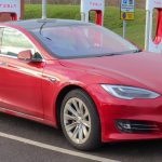 Une Tesla Model S 75D de 2018 photographiée à une station de recharge, distincte de la voiture citée dans l'article