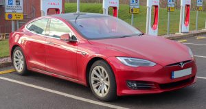 Une Tesla Model S 75D de 2018 photographiée à une station de recharge, distincte de la voiture citée dans l'article
