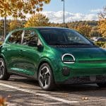 Renault Twingo E-Tech électrique verte à une station de recharge autoroutière